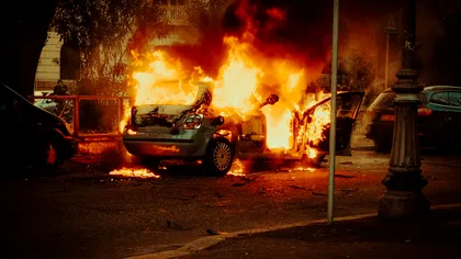 De ce iau foc mașinile electrice, cum se compară cu mașinile pe benzină sau motorină. De ce se sting greu incendiile