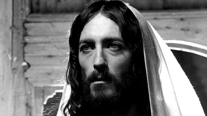 Actorul din Iisus din Nazareth, de nerecunoscut. Robert Powell, complet transformat la 50 de ani după rolul care l-a făcut celebru