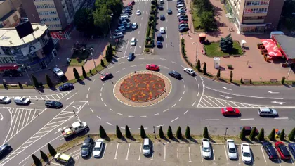 Circulația corectă în sensul giratoriu în România. Detaliul pe care puțini șoferi îl cunosc despre mersul cu spatele conform Codului Rutier