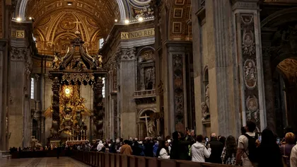 Mii de oameni stau la coadă zi și noapte pentru a-și lua rămas-bun de la Papa Francisc. Vaticanul anulează închiderea Bazilicii Sfântul Petru pe timpul nopții