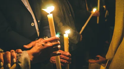 Cum trebuie stinsă corect lumânarea după Înviere. Gestul care atrage noroc și protecție pentru tot anul