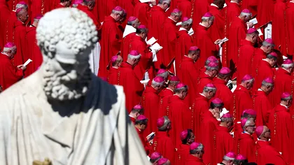 135 de cardinali se pregătesc pentru alegerea unui nou papă. Când va avea loc al treilea conclav din acest secol