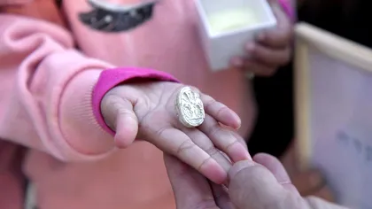 Descoperire istorică incredibilă: O fetiță de 3 ani găsește o amuletă scarabeu de 3.800 de ani