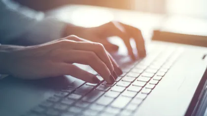 Ce înseamnă să-ți construiești un website de la zero cu inteligență artificială în 2025. Care sunt riscurile, dar beneficiile în secolul AI