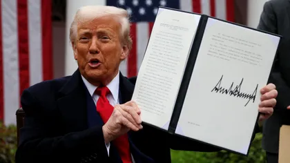 Tarifele lui Trump par făcute de un AI prost: decizie absurdă sau strategie ascunsă?