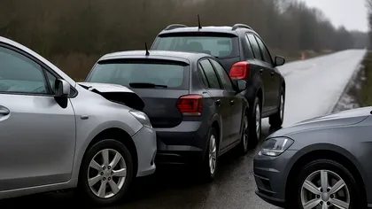 Ce se întâmplă într-un accident în lanț pe străzile din România. Cum se stabilesc vinovații, de ce ajung să plătească și nevinovații