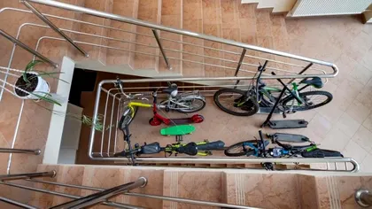 Amenzi uriaşe pentru românii care stau la bloc şi ţin bicicleta pe casa scării. Este interzis prin lege