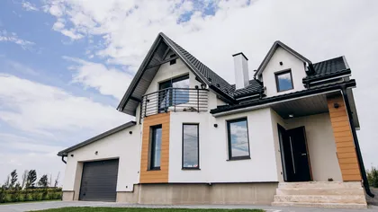 Când nu ai voie să faci fereastră la casă spre proprietatea vecinului. Amenzile sunt uriaşe