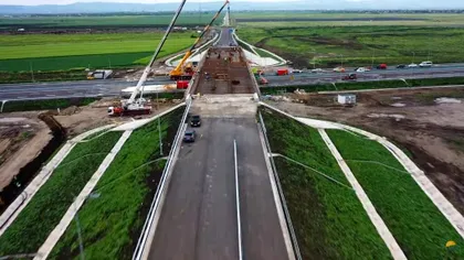 Cele mai noi imagini de pe Autostrada Moldovei. S-au pus grinzile podului de la Adjud - Domnești, peste E85 și CF500