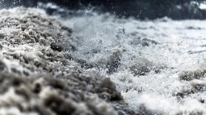 Cod roșu de inundații în România. Pompierii intervin în forță în acest județ afectat grav