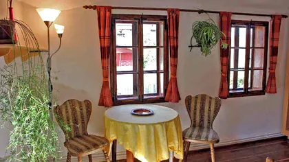 Fereastra spre curtea vecinului poate fi ilegală. Ce trebuie să știi înainte să o montezi: distanță minimă, condiții