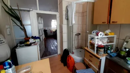 Garsoniera cu duș în bucătărie devenită virală pe internet arată culmea bulei imobiliare din România