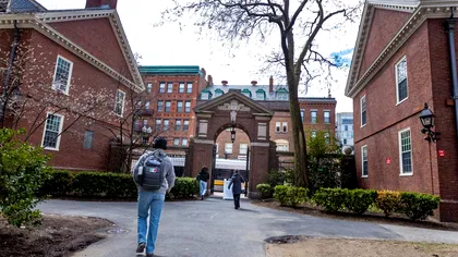Un judecător federal blochează temporar încercarea de revocare a dreptului Harvard de a înscrie studenți străini