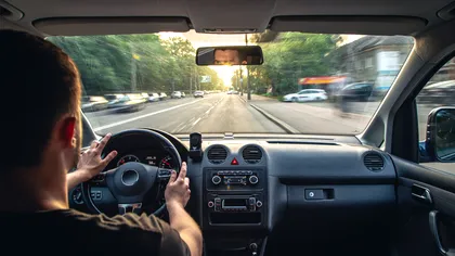 Șoferii care conduc așa consumă mai puțin combustibil. Trucul folosit de taximetriști și șoferii de flote