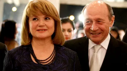 Traian şi Maria Băsescu au votat în turul al doilea. Soţia fostului preşedinte, de o eleganţă aparte la urne