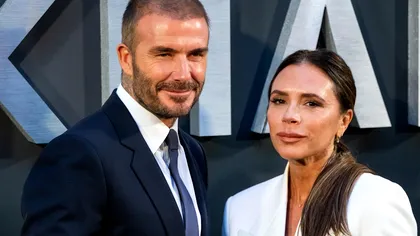 Victoria și David Beckham se iubesc ca-n filme, de 25 de ani: numărul de telefon scris pe biletul de avion, nunta controversată cu ținute mov și o familie numeroasă și împlinită