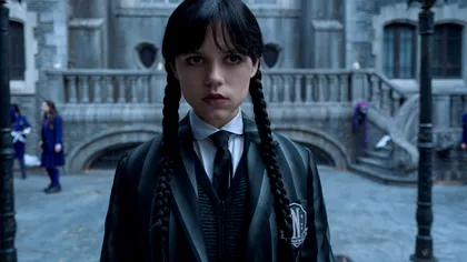 În așteptarea Wednesday – Netflix lansează un nou video cu intervenții de la Tim Burton, Jenna Ortega și Catherine Zeta-Jones