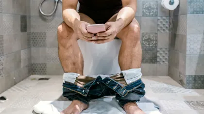 Scrollat-ul pe toaletă: Cum îți poate aduce telefonul mai mult decât notificări – hemoroizi