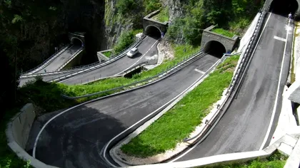 Drumul secret din Alpi care îți taie răsuflarea: Tuneluri, serpentine și o poveste din război