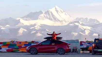 Cu Tesla spre Everest... pe benzină: soluția inedită a unui aventurier chinez