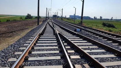 Traficul feroviar, restricționat în Dolj. A deraiat vagonul unui tren ce transporta ciment
