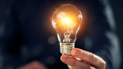 Care sunt orele cu cel mai ieftin curent electric în România: Când e bine să pornești mașina de spălat și aerul condiționat ca să plătești mai puțin la factură