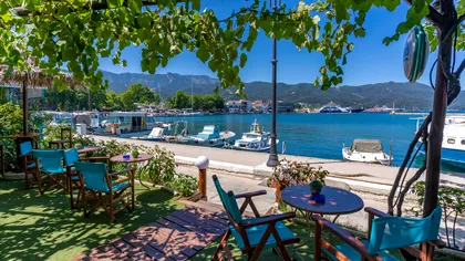 Cât costă o vacanță în Grecia în 2025: Românii care au ajuns deja acolo spun exact cât au plătit pe feribot, mâncare și apă