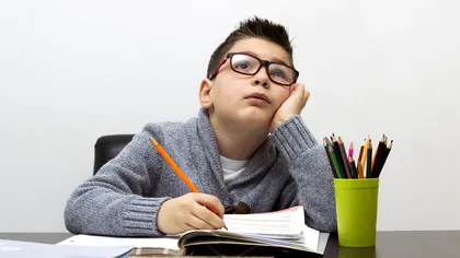 Câte ore ar trebui să aloce elevii pentru temele de acasă? Dascălii, îndemnaţi să respecte legea: ”Nu mai transformați părinții în profesorii copiilor”