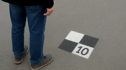 Ce înseamnă simbolul cu pătrate negre și albe cu cifrele 9 și 10? Semnul a împânzit Bucureștiul