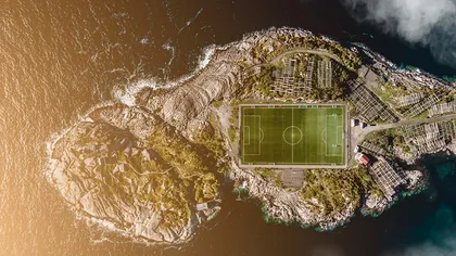 Cele mai spectaculoase 10 terenuri de fotbal din lume. De la cratere vulcanice până la acoperișuri de zgârie-nori