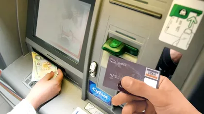 Cum îți mănâncă comisioanele bancare banii lună de lună (și cum le poți evita)