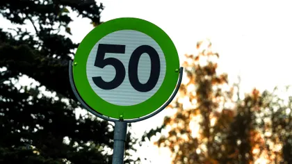 Indicator de viteză cu marginea verde. Ce trebuie să faci când îl întâlneşti în trafic?