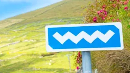 Indicator rutier cu zig-zag alb. Şoferii habar nu au ce trebuie să facă, dar e important