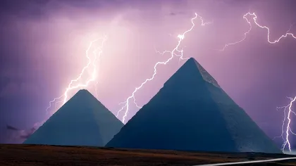 Viteza luminii este 299.792.458 m/s, iar geolocația Marii Piramide din Giza este 29.9792458°N. Explicația din spatele coincidenței
