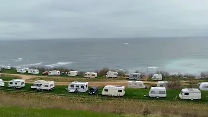Satul de rulote de pe litoral. Aici poţi campa fără probleme şi fără să dai mulţi bani pe cazare