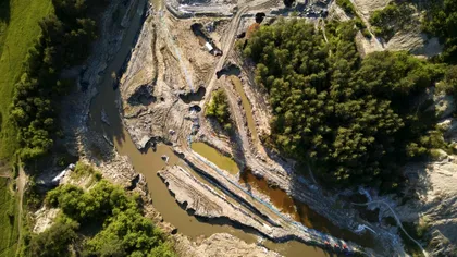 Tragedia de la Salina Praid continuă. Localităţile străbătute de Corund, afectate de apa sărată. Imagini din dronă cu dezastrul din Harghita