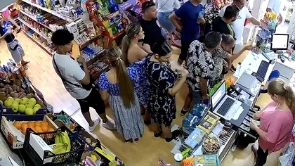 VIDEO | Furt ca în codru într-un magazin din Ploiești. 50 de persoane au luat ce au apucat în văzul tuturor