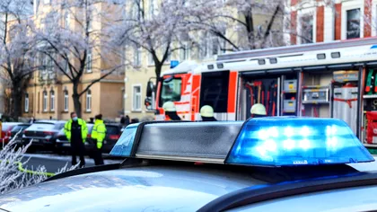 O mașină a căzut într-o groapă dintr-o intersecție din București. Șoferul, rănit, a fost dus la spital