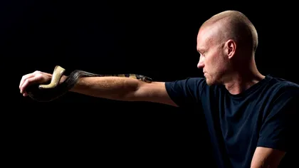 Bărbatul care s-a lăsat mușcat de 200 de șerpi - Ce a vrut să demonstreze, de fapt