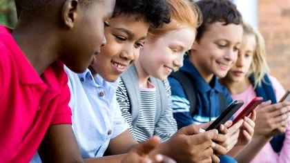 Copiii și internetul: vine „majoratul digital”. Ce schimbări aduce noua lege propusă în România