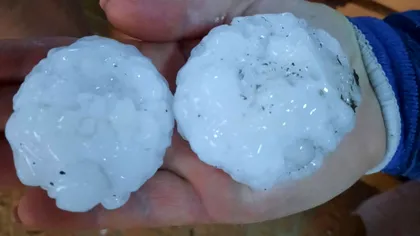 Grindină cât pumnul, ploile au făcut prăpăd într-un colț al României. Imagini cu bucățile uriașe de gheață, puțini au mai văzut așa ceva