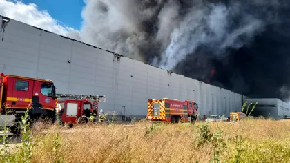 Incendiu de proporții la o hală dintr-un parc logistic situat pe A1, în județul Giurgiu. Pompierii intervin cu numeroase autospeciale