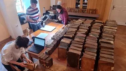 Comoară ascunsă în inima Mediașului: Manuscrise vechi de peste o mie de ani descoperite într-o ușă secretă