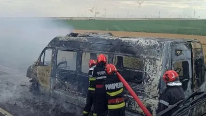 Un microbuz de transport persoane s-a făcut scrum, pe DN 22. 18 adulţi şi doi copii au reuşit să iasă din autovehicul în timp util