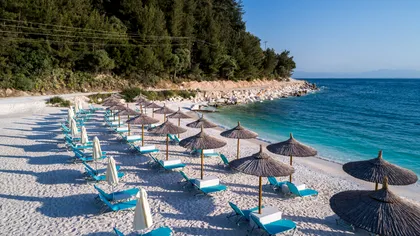 Cât costă să închiriezi o umbrelă și 2 șezlonguri în Thassos 2025. Prețurile i-au uimit pe turiști: „S-au românizat!”
