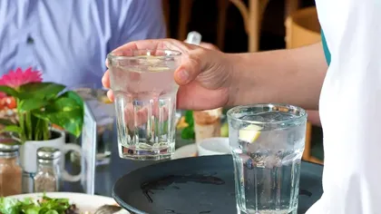Cât a plătit o româncă pe un pahar de apă la un restaurant. ”Este un fel de joc de noroc, ca să nu spun ruletă rusească”