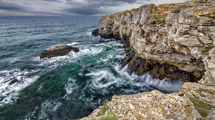 Plaja secretă din Bulgaria. Doar cei din apropiere ştiu de superbul loc ascuns între stânci și păduri sălbatice