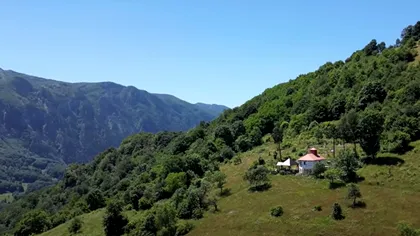 Satul din România unde oamenii trăiesc ca acum 100 de ani. Nu există mașini și nici electricitate. Nici Google Maps nu îl localizează corect