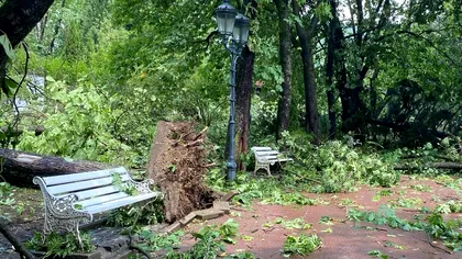 Sinaia, ca după război. Străzile încă sunt blocate, iar parcul din centru rămâne închis. Vila lui Cristi Borcea, grav avariată de furtună. Foto