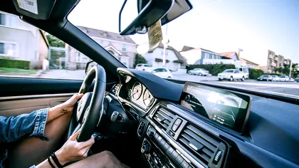 Ce să faci pentru a nu se încinge maşina la soare. Temperatura din interior scade şi cu 30 de grade, spun specialiştii